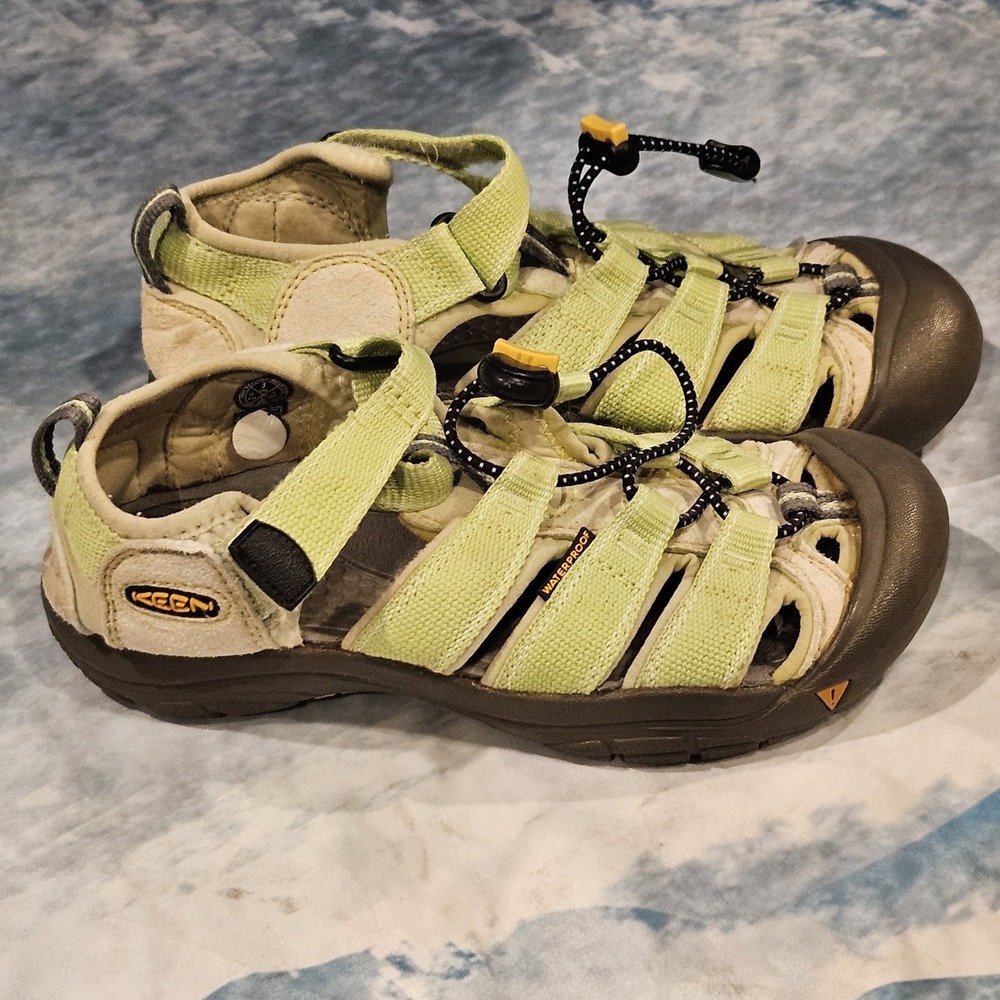 KEEN Kids Size 3 Waterproof Sport Sandals Closed Toe Hiking Trail Shoes Green